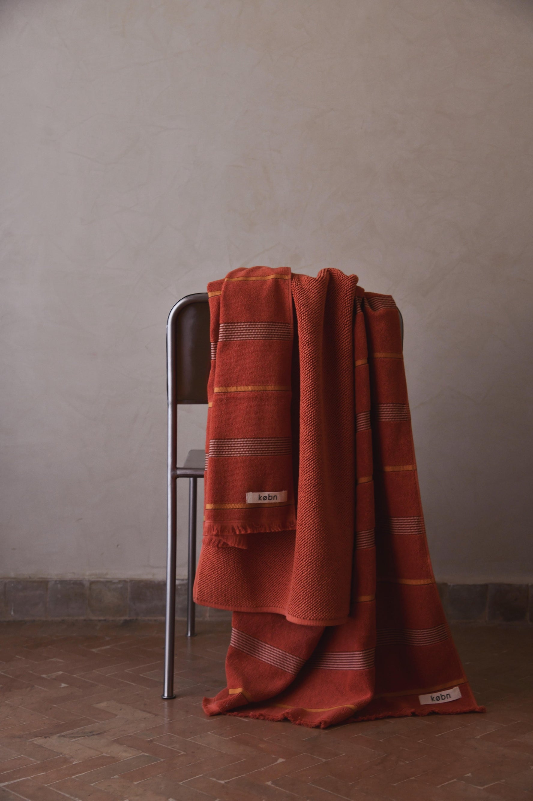Købn Beach / Bath Towel - Tamarillo
