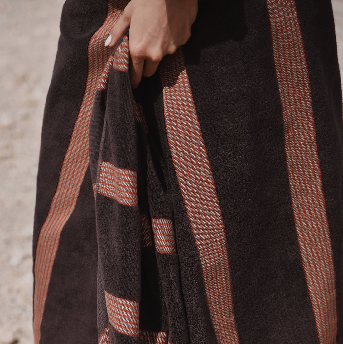 Købn Beach / Bath Towel - Umber